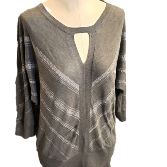 WOMENS New York & Co gray with silver cut out quarter sleeve top size Medium. - Picture 2 of 15
